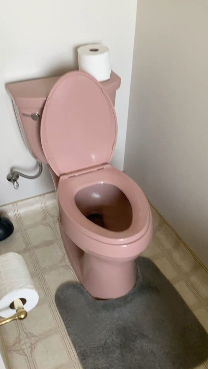omoomoleaf's tweet photo. You're holding your pee and suddenly you see this. 
What do you do? ♡ ₍ ᐢ..ᐢ ₎  › #omorashi #kink #nsfwtwt #desperation #femaledesperation #piss #pee #wc https://t.co/RG1jVXOTHG