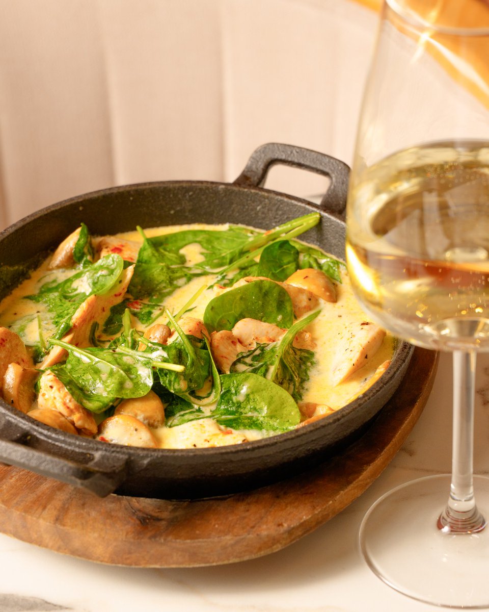 KrystalReezq's tweet photo. Some dishes need no introduction. One look at this creamy chicken with earthy mushrooms and fresh spinach says it all: rich, comforting, and seriously satisfying. https://t.co/gK2FmH3CqY