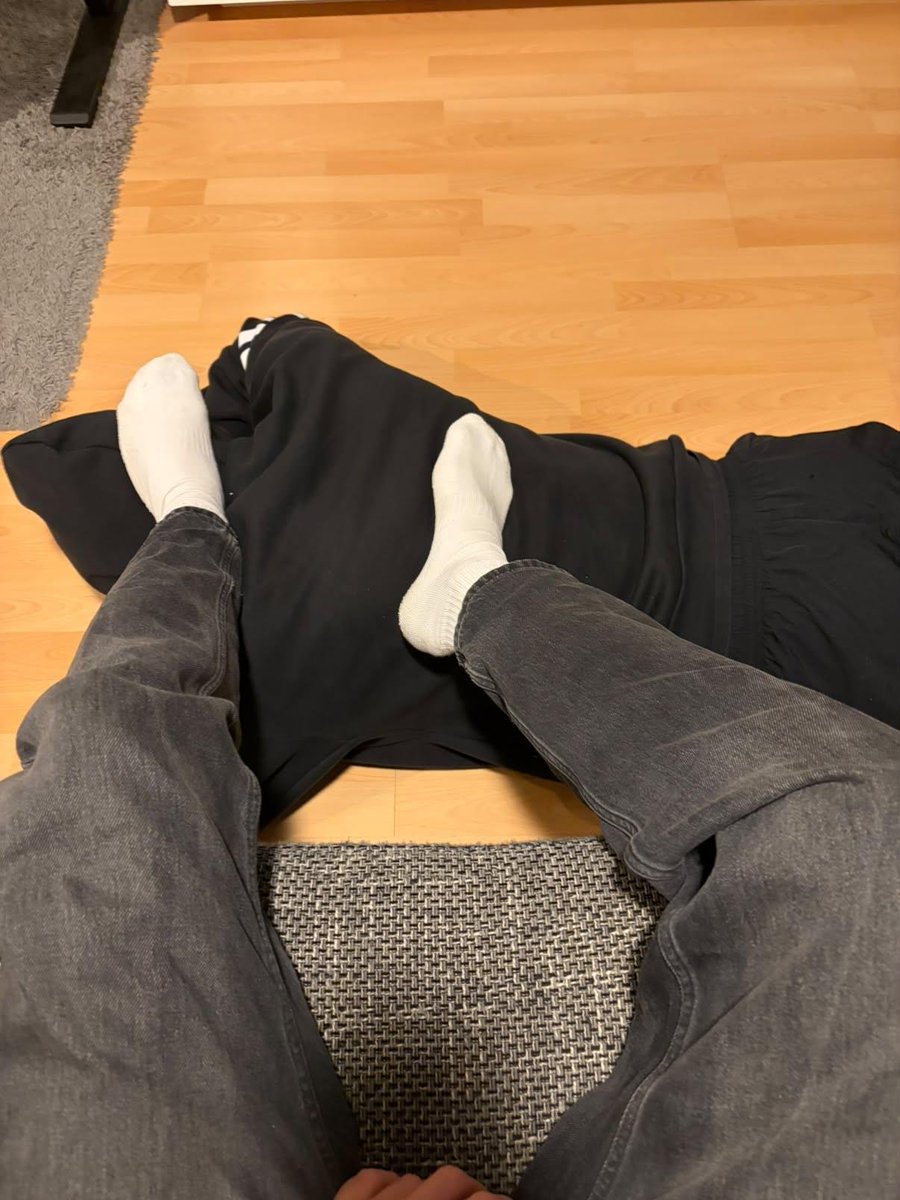 germanteenmastr's tweet photo. Der Boss thront standesgemäß über euch Losern hahah 😈👑💸
DMs sind offen

#findom #cashmaster #cashslave #boss #alpha #tribute #owner #socks #nikesocks #worship #beta #master #sklave #send https://t.co/b2RfdOizfh