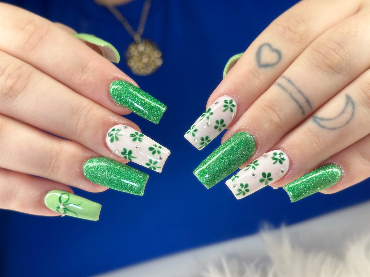 SiuBigpbp's tweet photo. St. Patrick’s Day nails with a lucky touch. Follow @nailsbymimi. 11 for more nail inspiration. https://t.co/YKzRYNwztD