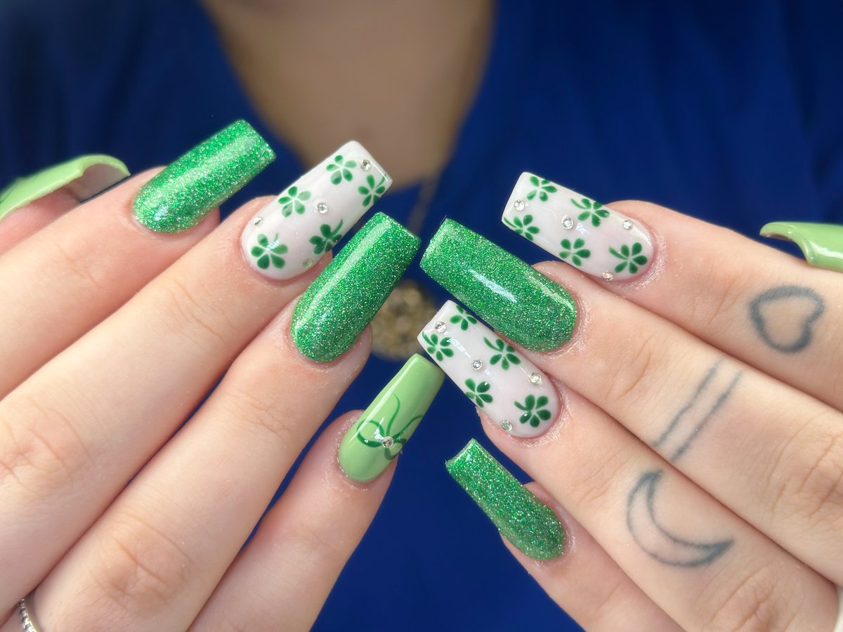SiuBigpbp's tweet photo. St. Patrick’s Day nails with a lucky touch. Follow @nailsbymimi. 11 for more nail inspiration. https://t.co/YKzRYNwztD