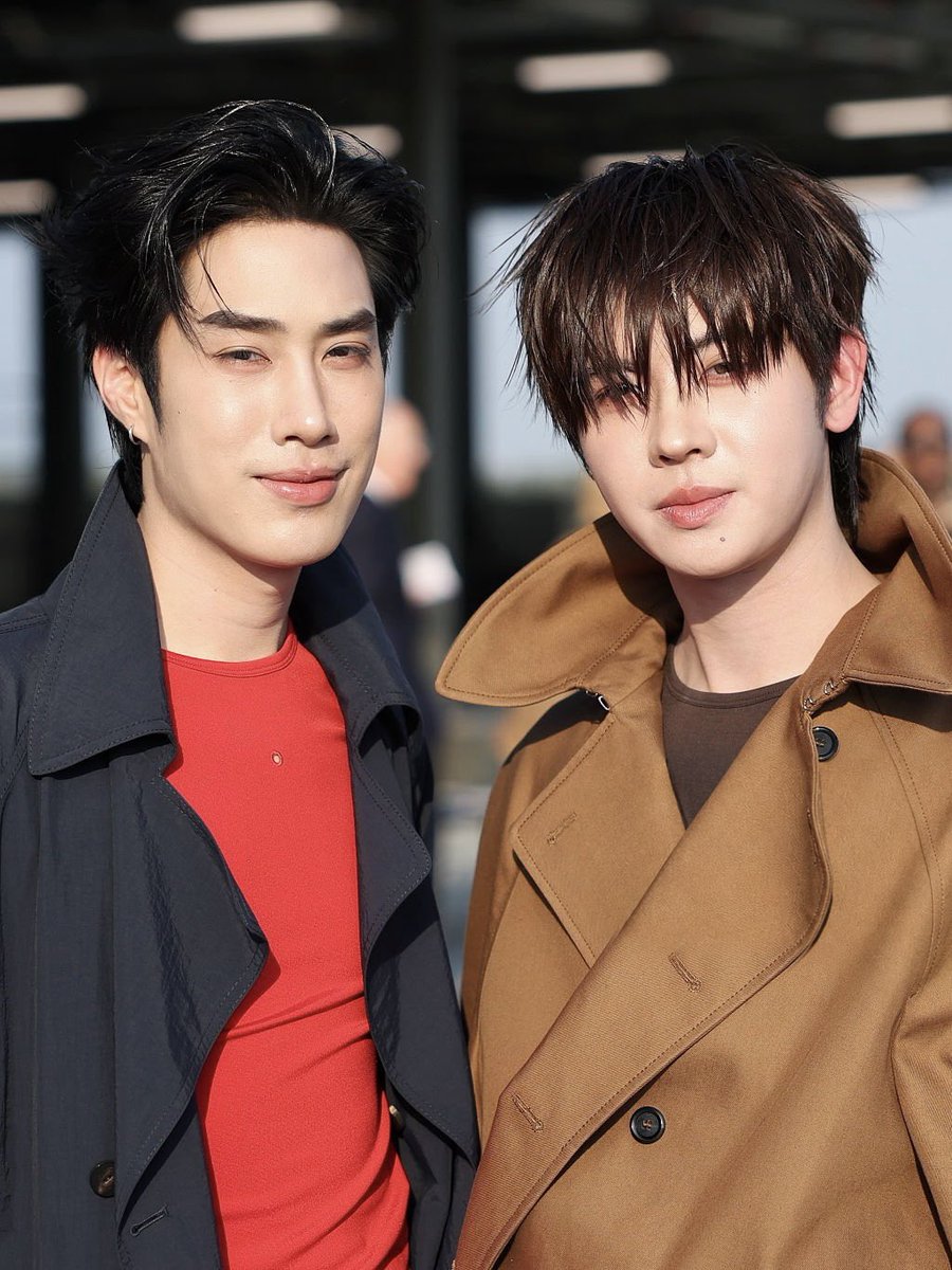 hubboyslove's tweet photo. DIVINOS! TleFirstone em desfile da Moschino na Milan FW. #MoschinoSS27xTleFirstone https://t.co/5ysD43JTTJ