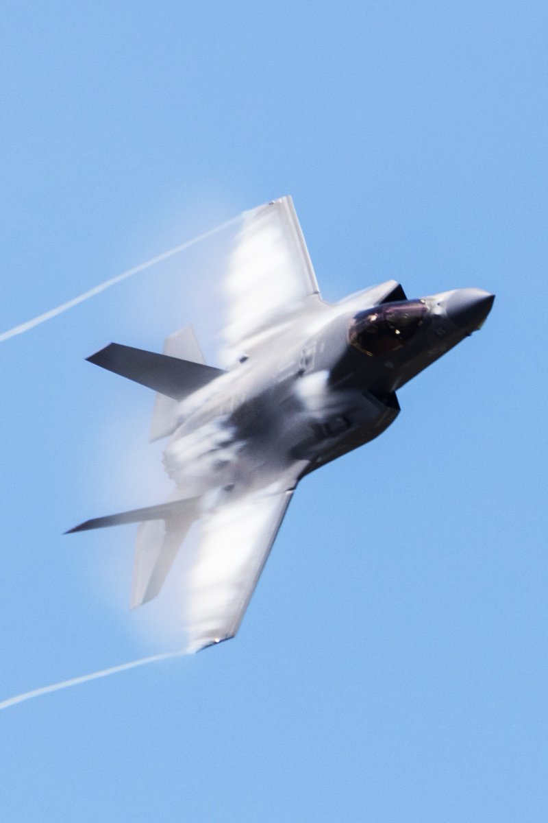 Remnantize's tweet photo. F-35B Lightning II https://t.co/OszA4uAaZu