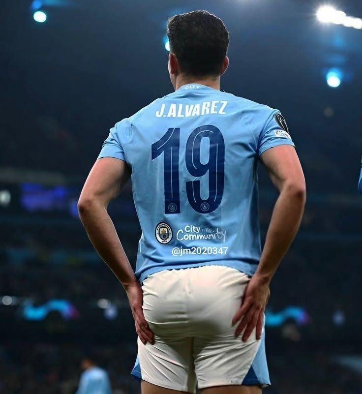 BL0NDEHIMBO's tweet photo. Cuando atiende al resto del equipo https://t.co/2xeDn3AgiI https://t.co/Dlo2TUXmb7