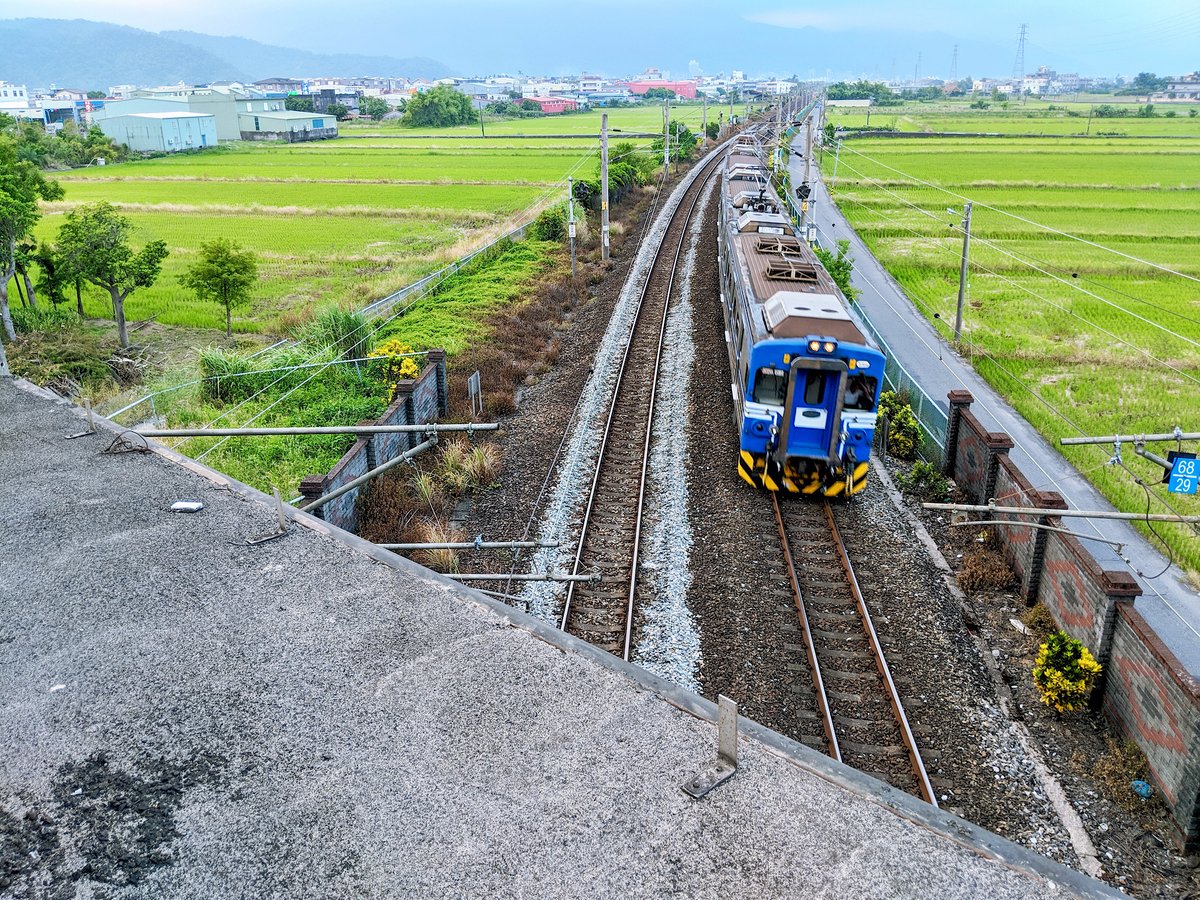 krishna953x's tweet photo. #MovingTrain #Train #TrainPhotography #Railway #RailwayPhotography #RailwayScene #GooglePixel2 #Pixel2 #GooglePixel #SmartphonePhotography #MobilePhotography #Photography #fotografia #fotografie #Photographie https://t.co/C5Znjn0cNU