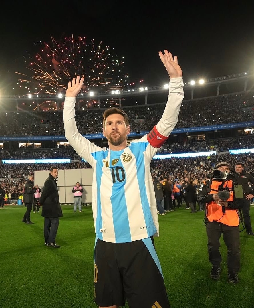 GoalVersee's tweet photo. 🚨 BREAKING: Argentina President has declared October 6th a public holiday. Every citizens are expected to stay at home and witness Messi play his last and final match in an Argentina shirt. 

What a way to honor your legend. 🥹❤️ https://t.co/DRVPezHjEi