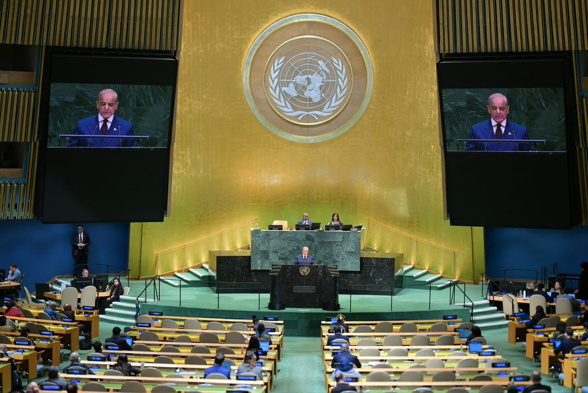 PakPMO's tweet photo. Prime Minister Muhammad Shehbaz Sharif addresses the 81st session of United Nations General Assembly. 
#PMShehbazAtUNGA81 https://t.co/bg5h9wtqJe
