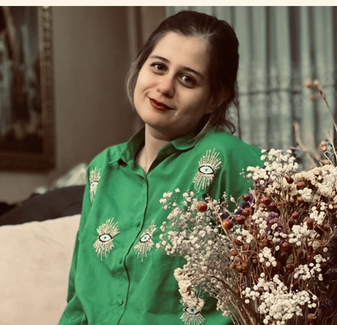 Mona74923418585's tweet photo. امروز یه چیزی خوندم که خیلی اذیتم کرد.
خوندم که در سازمان ملل، آدم‌هایی که در دی‌ماه حضور داشتن، «شورشگر » خطاب شدن.
و من فقط فکر کردم: عسل؟!
از عسل کم نگفتم اما بذارید بازم بگم...
یکی از تفریحات عسل این بود که چادر گل‌گلی سرش کنه و بره امام‌زاده صالح. نه برای دعا کردن. اصلاً مذهبی نبود. می‌رفت برای معنویات؛ برای اینکه یک گوشه بشینه، آدم‌ها رو تماشا کنه و شاید کمی با خودش خلوت کنه.
همیشه هم یه چیزی با خودش می‌برد؛ گاهی برای پرنده‌ها، گاهی برای آدم‌ها، چیزی برای خیرات کردن.
به حافظ ارادت عجیبی داشت، به سهراب هم.
فقط چون آرامگاه‌هاشون دور بود، بیشترِ مسیرهای معنوی عسل آخرش به امام‌زاده صالح ختم می‌شد!
عسل خیلی انسان قشنگی بود.
از اون آدم‌هایی که دلش برای آدم‌ها می‌سوخت. برای بچه‌های کار، برای فقر، برای بی‌عدالتی. برای چیزهایی که شاید خیلی‌ها از کنارشون رد می‌شن، اما عسل نمی‌تونست بی‌تفاوت از کنارشون بگذره. عسل درد وطن داشت.....

بس کنید این همه خزعبلات رو...
همه‌ی این آدم‌ها، قبل از هر چیزی، آدم بودن. آدم‌هایی با ترس‌هاشون، امیدهاشون، آرزوهاشون و دردهاشون.
درد این سرزمین. درد آدم‌ها. درد زندگی.
و عسل، یکی از اون‌ها بود.

#Asal_Mansouri
#عسل_منصوری
#جاویدنام