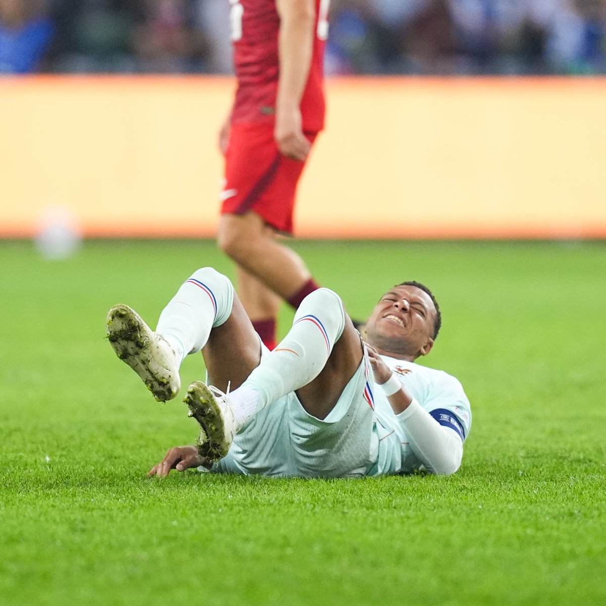 ActuFoot_'s tweet photo. 🚨🚨💣 FIN DE RASSEMBLEMENT POUR KYLIAN MBAPPÉ 🇫🇷 APRÈS SA BLESSURE !!!!! ❌

« ÇA NE VA PAS BIEN, IL VA DEVOIR RENTRER » annonce Zinédine Zidane. 🤕
 
🎙️ @TF1 https://t.co/IExTUicwlD