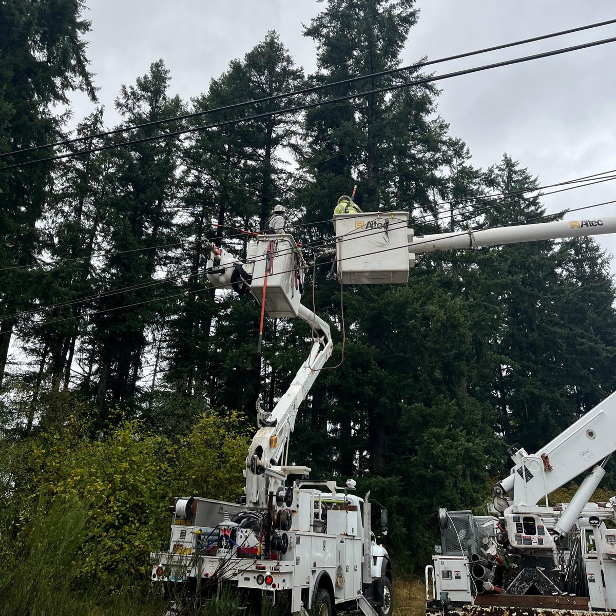 PSETalk's tweet photo. Crews are out in full force today to respond to outages caused by an early season storm. Pictured here, crews respond to downed power lines across I-5 between Maytown and Tumwater in Thurston County. https://t.co/wc7nCvMzxl
