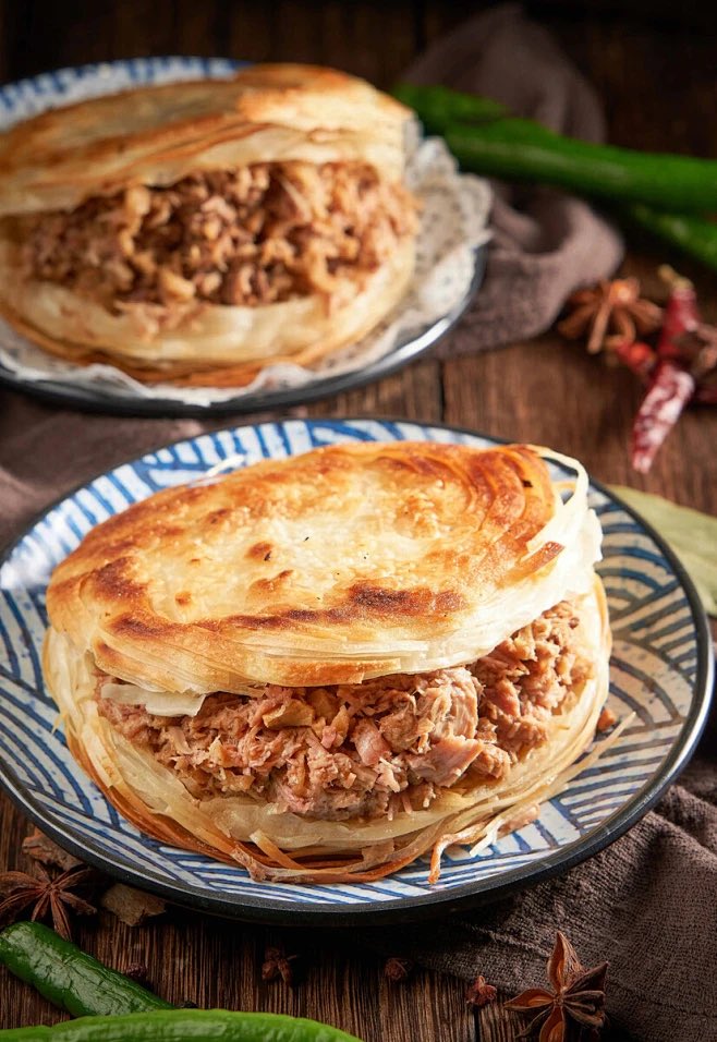 ApplyforProfess's tweet photo. @Mrk06202916885 @Liasloo @Three_Double_U @LasVegasFill Flatbread, the second version is generally considered the authentic one; the filling consists of pork belly, though many people like to add green peppers or coriander leaves as well. https://t.co/VektE7ymSu