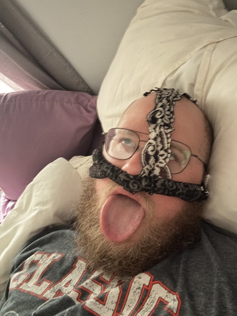 adoreamba's tweet photo. expose loser brandon! https://t.co/VwnSuspCZ0