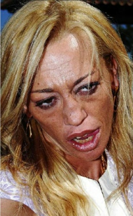 missdelriesgo's tweet photo. Jesulín, el padre ausente, ahá. Pero y la madre farl0pera??. De esto no tiene recuerdos la anónima?, de ver a su madre decrépita y como.que eran sus abuelos quienes la llevaban al cole y estaban ahí para criarla, porque la presente no se perdía una fiesta nocturna? #DeViernes https://t.co/QleQDAEtw7