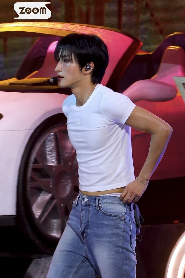 HwaHalaziaa's tweet photo. Lemon Drop Hwa in that white shirt and denim jeans with under eye blush i still think about you https://t.co/9sW3MInf9M