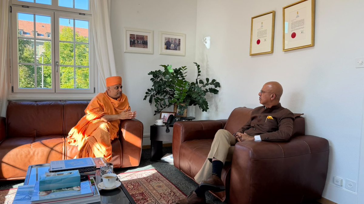 IndiainSwiss's tweet photo. Amb Kumar received Pujya Gnanmunidas Swami, Senior Administration, @DelhiAkshardham at @IndiainSwiss today. Swami ji briefed Amb Kumar about @BAPS's activities in Europe and its efforts to promote cultural understanding between communities.

@IndianDiplomacy
@DrSJaishankar
@PIB_India
@mygovindia
@PMOIndia
@MEAIndia
@BAPS