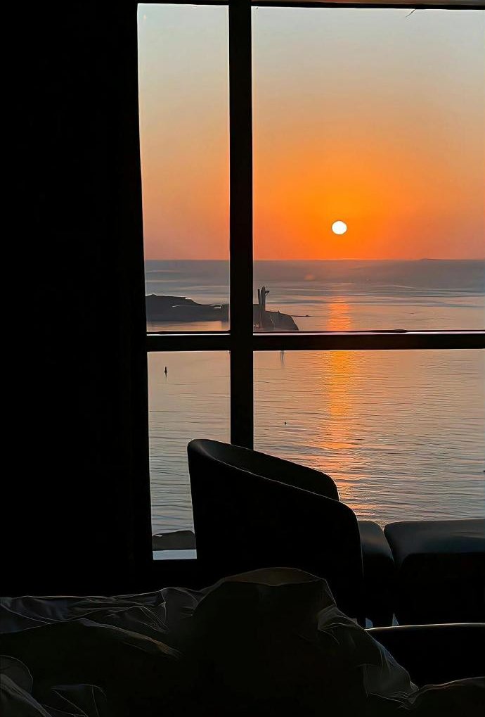 RomanMorath's tweet photo. En el rincón de la sala, el acero pulido del caón del arma resplandece al atardecer, un susurro de oración flota con el viento, guardando cada promesa. https://t.co/Nr4bLHtmmD