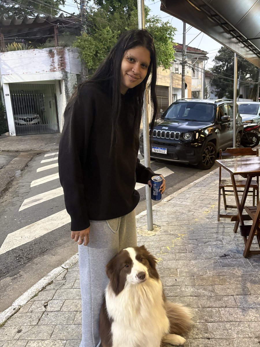 iamlourandes's tweet photo. tava fazendo minha caminhada alcoólica e um cachorro sentou em mim https://t.co/PBCzwgV8Rl