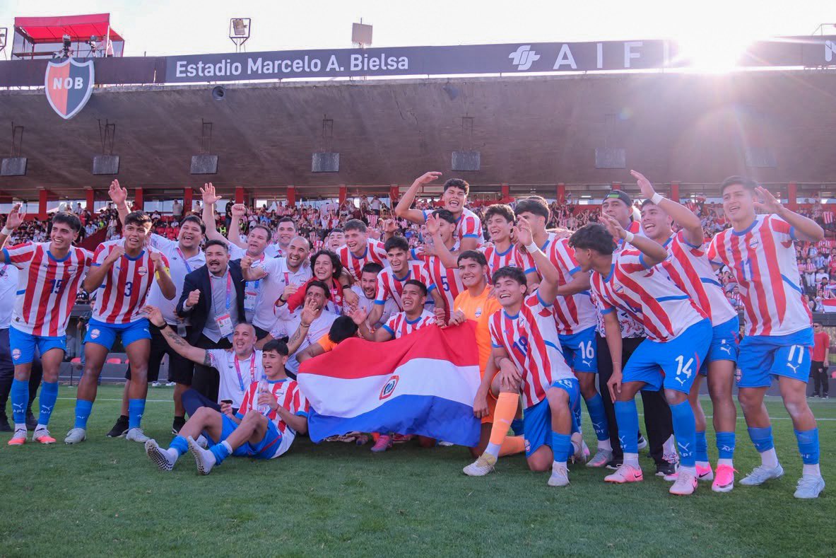 Albirroja's tweet photo. ¡𝘾𝘼𝙈𝙋𝙀𝙊𝙉𝙀𝙎 𝙊𝙏𝙍𝘼 𝙑𝙀𝙕!🥇🇵🇾

Una nueva generación que escribe su nombre en la historia. 

📸 @coparaguay 

#VamosParaguay 🙌🏻 https://t.co/QsADwB7ApT
