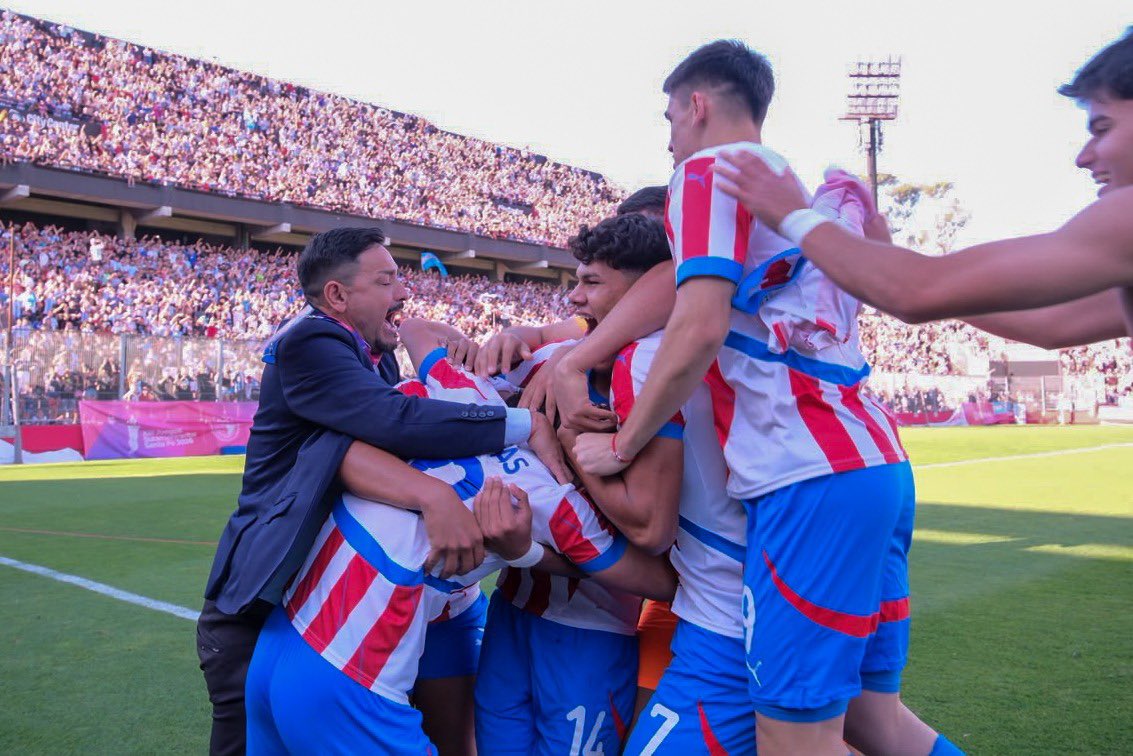 Albirroja's tweet photo. ¡𝘾𝘼𝙈𝙋𝙀𝙊𝙉𝙀𝙎 𝙊𝙏𝙍𝘼 𝙑𝙀𝙕!🥇🇵🇾

Una nueva generación que escribe su nombre en la historia. 

📸 @coparaguay 

#VamosParaguay 🙌🏻 https://t.co/QsADwB7ApT