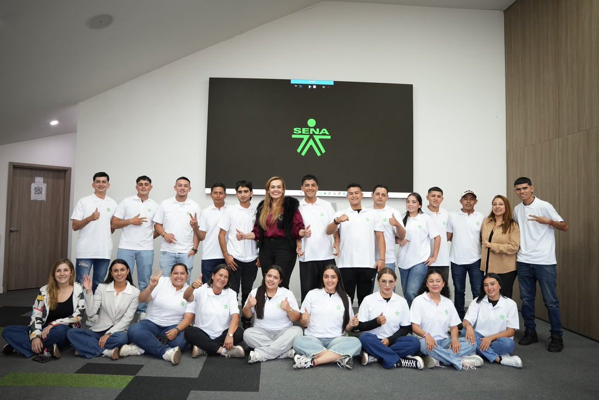 SENAComunica's tweet photo. #AEstaHora | La directora de Promoción y Relaciones Corporativas, Leydy Viviana Mojica Peña, despide a los 19 aprendices del SENA que viajarán a Francia para vivir una experiencia de formación, intercambio y aprendizaje en siete liceos agrícolas.

Esta movilidad hace parte de los 10 años de cooperación entre el SENA y el Ministerio de Agricultura y Soberanía Alimentaria de Francia, una alianza que conecta el talento de nuestros territorios con nuevas oportunidades en el mundo. 🇨🇴✈️🇫🇷
#AliadosSENA