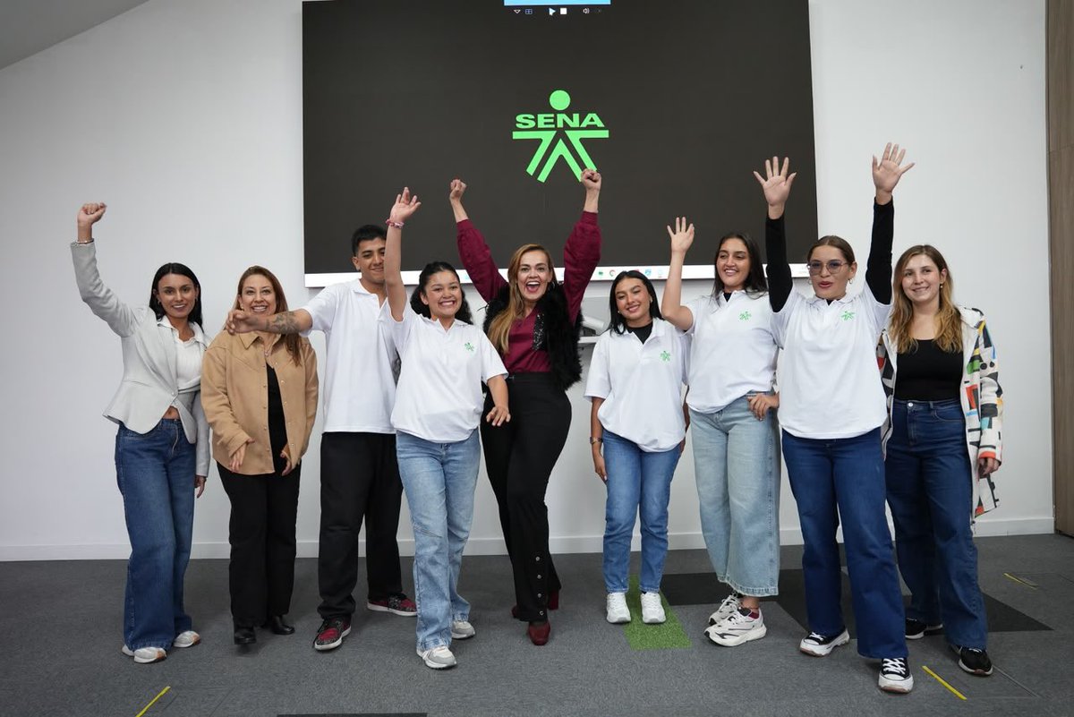SENAComunica's tweet photo. #AEstaHora | La directora de Promoción y Relaciones Corporativas, Leydy Viviana Mojica Peña, despide a los 19 aprendices del SENA que viajarán a Francia para vivir una experiencia de formación, intercambio y aprendizaje en siete liceos agrícolas.

Esta movilidad hace parte de los 10 años de cooperación entre el SENA y el Ministerio de Agricultura y Soberanía Alimentaria de Francia, una alianza que conecta el talento de nuestros territorios con nuevas oportunidades en el mundo. 🇨🇴✈️🇫🇷
#AliadosSENA