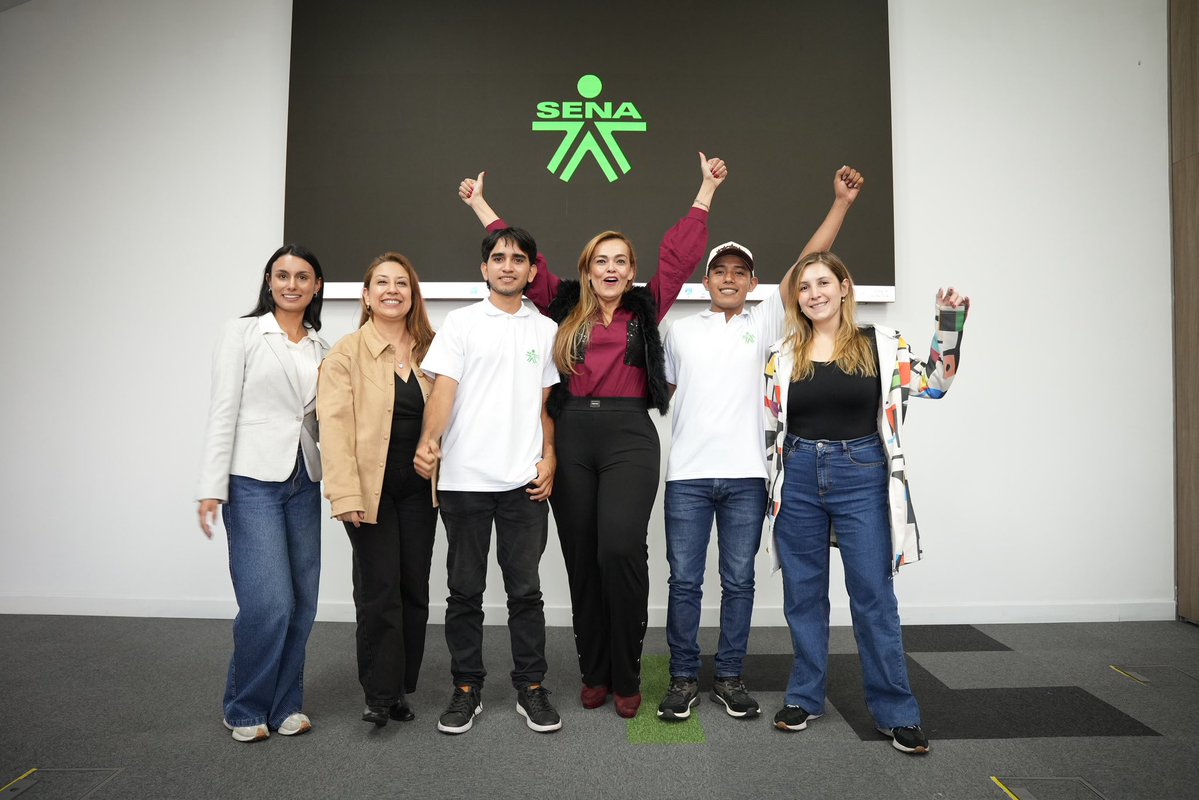 SENAComunica's tweet photo. #AEstaHora | La directora de Promoción y Relaciones Corporativas, Leydy Viviana Mojica Peña, despide a los 19 aprendices del SENA que viajarán a Francia para vivir una experiencia de formación, intercambio y aprendizaje en siete liceos agrícolas.

Esta movilidad hace parte de los 10 años de cooperación entre el SENA y el Ministerio de Agricultura y Soberanía Alimentaria de Francia, una alianza que conecta el talento de nuestros territorios con nuevas oportunidades en el mundo. 🇨🇴✈️🇫🇷
#AliadosSENA