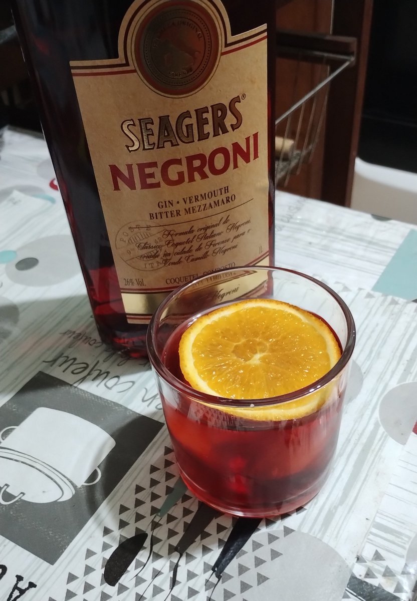 LucioSaretta's tweet photo. O @lissastalli me avisou que estamos na #negroniweek
Por uma dessas coincidências, o clima aqui agora é esse. https://t.co/SIaojDeRWo