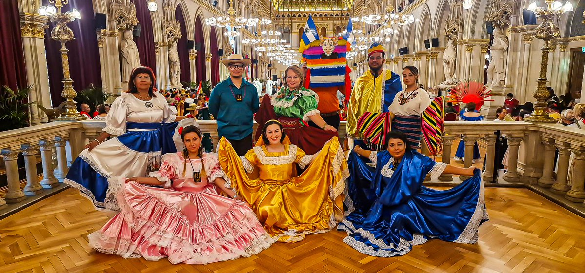 ESAenEuropa's tweet photo. El Salvador llevó sus tradiciones al histórico Ayuntamiento de Viena. 🇸🇻

La #DiásporaSV en Austria presentó trajes típicos y el tradicional Torito Pinto en “Costumes of the World 2026”, compartiendo con el público internacional la riqueza del patrimonio cultural salvadoreño. https://t.co/EV5023FUpP