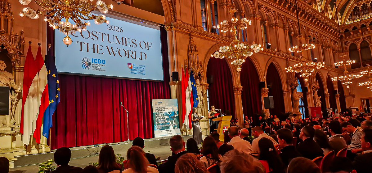 ESAenEuropa's tweet photo. El Salvador llevó sus tradiciones al histórico Ayuntamiento de Viena. 🇸🇻

La #DiásporaSV en Austria presentó trajes típicos y el tradicional Torito Pinto en “Costumes of the World 2026”, compartiendo con el público internacional la riqueza del patrimonio cultural salvadoreño. https://t.co/EV5023FUpP