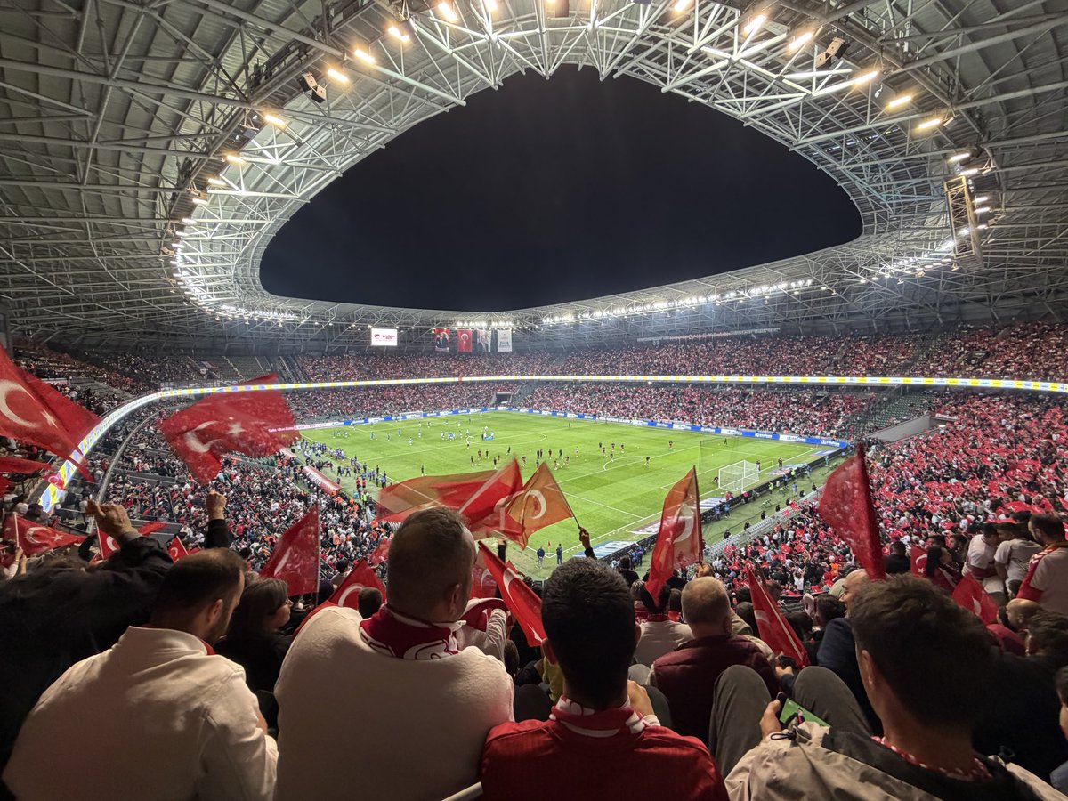 ramo_4189's tweet photo. Bu koltuk benim kalk diyenler mi, Türkiye diye bağırmaya üşenen mi dersin, ayağa kalkınca otur diyenler mi ne dersin bilmiyorum ama bu stad fatsa maçında açıldığından beri en büyük rezilliği gördüm. Böyle olacaksa bi daha milli maça Kocaeli sınırlarından bile geçilmesin.@TFF_Org https://t.co/O9DfT9Ovwj