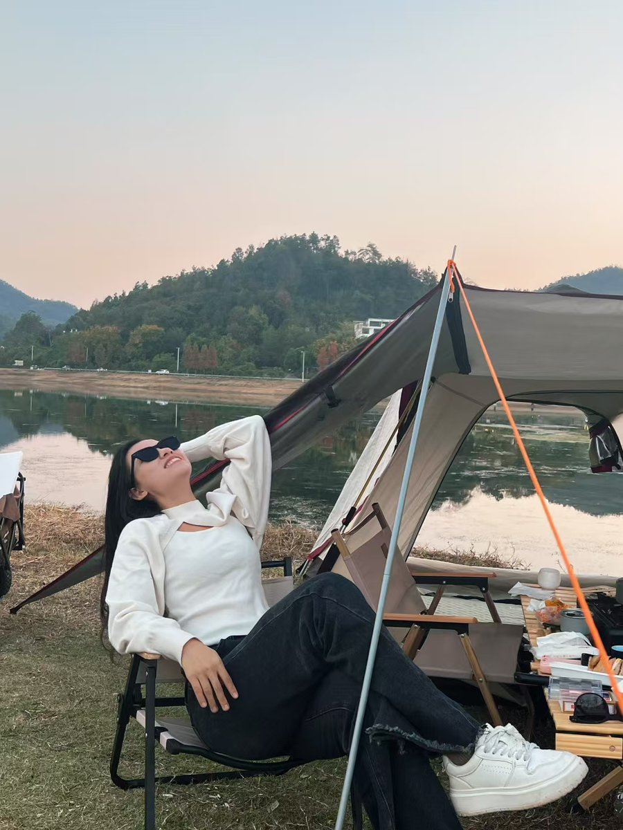 CarminaThrmtw's tweet photo. Just finished a perfect sunset camping trip by the lake—warm s’mores, crisp night air, and zero cell service = pure reset https://t.co/SNwMsSgTHK