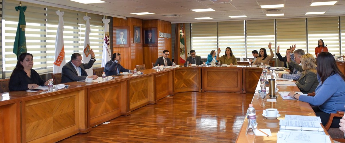 MonicaChDuran's tweet photo. Hoy presidí la Sesión Extraordinaria No. 4 del Consejo Directivo del @Issemym, donde dimos seguimiento a asuntos clave para fortalecer la administración, las finanzas y la operación del Instituto, así como brindar mayor certeza en materia de seguridad social. https://t.co/Bb6R7KRQ50
