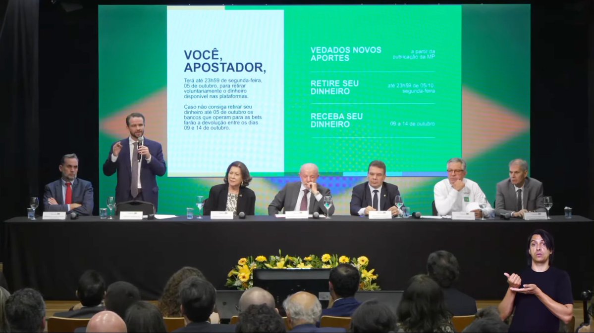 eixopolitico's tweet photo. 🇧🇷 URGENTE: GOVERNO PROÍBE BETS EM TODO O BRASIL

Estão vedados novos aportes a todas as bets. Recursos que estiverem nas contas deverão ser resgatados até segunda-feira, dia 5, às 23h59. Se o valor não for resgatado, as bets terão que comunicar os bancos para devolver o valor para os apostadores.