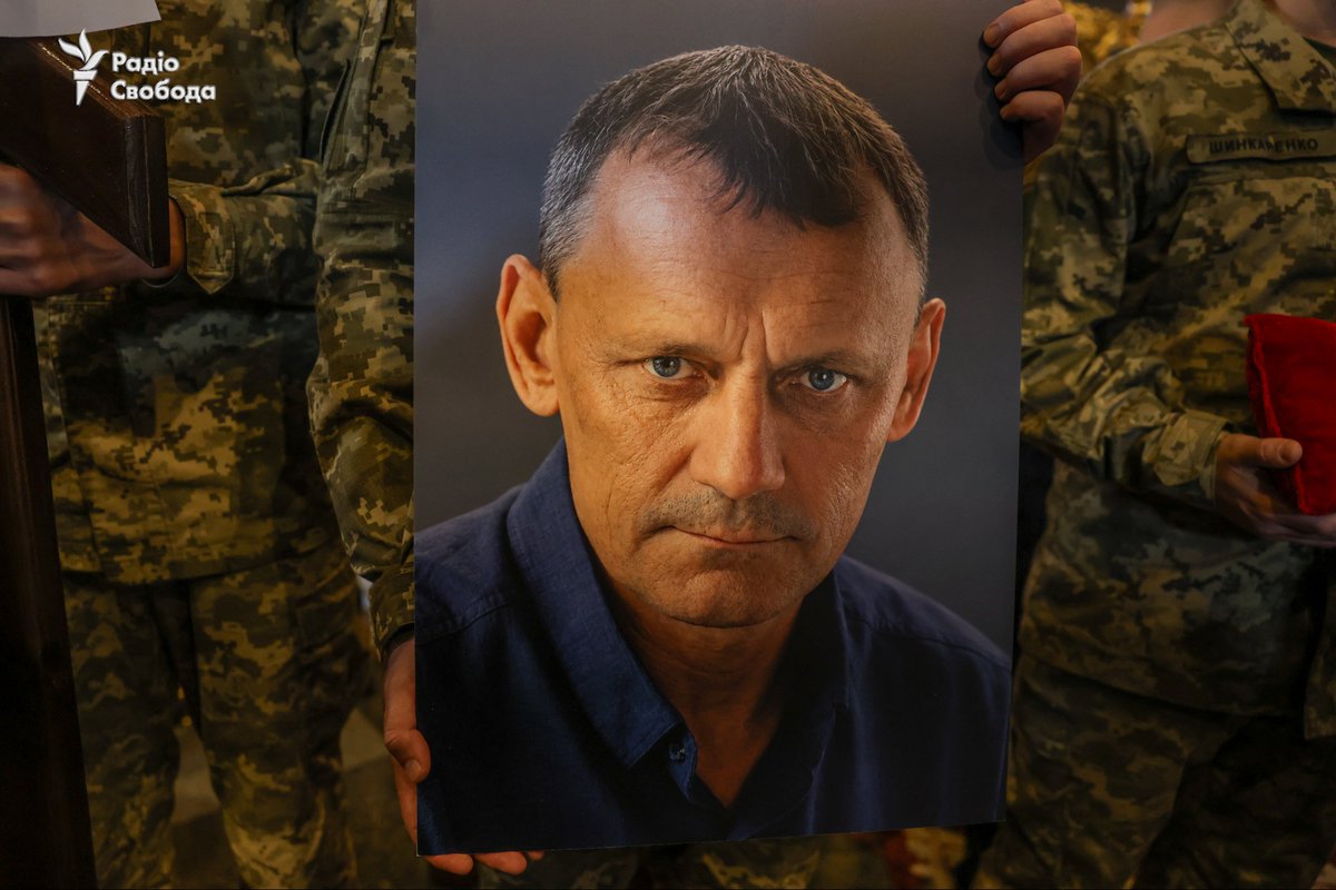 radiosvoboda's tweet photo. «Про таких людей треба розповідати в школі, виховувати дітей на прикладі таких людей».

У Києві попрощалися з Миколою Карпюком – колишнім бранцем Кремля, співзасновником УНА-УНСО та військовим.

Фото: @SerhiiNuzhnenko https://t.co/n5Cyop257w