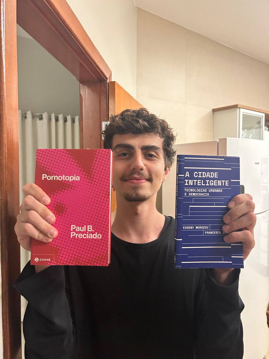 airchrysali's tweet photo. quando eu empresto livros eu fotografo os meliantes pra lembrar quem tá com qual e conseguir cobrar depois .. as mugshots https://t.co/xmkzgIKwsC
