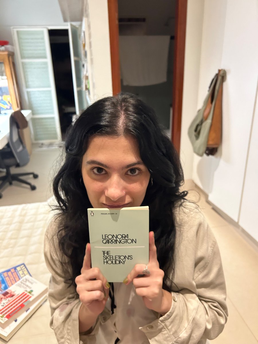 airchrysali's tweet photo. quando eu empresto livros eu fotografo os meliantes pra lembrar quem tá com qual e conseguir cobrar depois .. as mugshots https://t.co/xmkzgIKwsC
