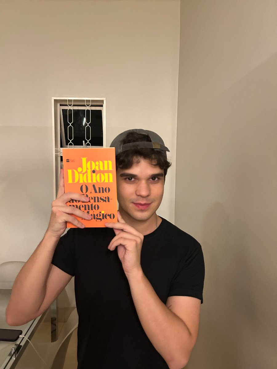 airchrysali's tweet photo. quando eu empresto livros eu fotografo os meliantes pra lembrar quem tá com qual e conseguir cobrar depois .. as mugshots https://t.co/xmkzgIKwsC