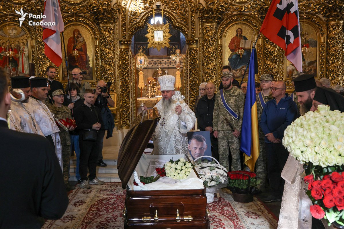 radiosvoboda's tweet photo. «Про таких людей треба розповідати в школі, виховувати дітей на прикладі таких людей».

У Києві попрощалися з Миколою Карпюком – колишнім бранцем Кремля, співзасновником УНА-УНСО та військовим.

Фото: @SerhiiNuzhnenko https://t.co/n5Cyop257w