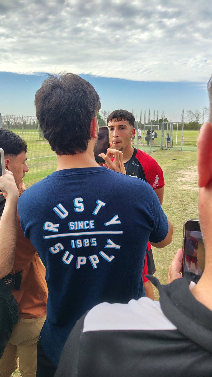 German040621's tweet photo. Hermosa tarde en el predio 4 de junio. Los pibes ganaron a puro huevo, todo lo que le falta al 2 de unión. 
Que hermoso predio tenemos LPM, no nos merecemos la segunda categoría. https://t.co/gmNeOr7hok