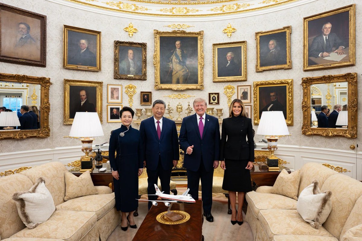 MarioNawfal's tweet photo. 🇺🇸🇨🇳 The most powerful room in the U.S. now has a new picture of a huge moment: Trump and Xi, sitting across from each other in the Oval.

The 3 day state visit is done.

Trump already locked in 2 more meetings before year’s end, China in November and Miami in December.

Xi kept the public tone steady, talking about healthy competition and staying inside the lines.

This is still a race between the 2 biggest powers on earth.

It does't have to look like the last century’s Cold War to matter.

Source: Global Times / Writer: Lucas