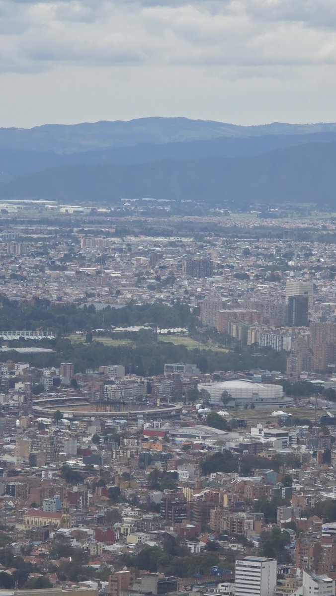 HJS0FT's tweet photo. Desde monserrate se ve el montaje para BTS en Colombia, me da fomo no haber conseguido boletos 😭 https://t.co/b2rdQi8YSS