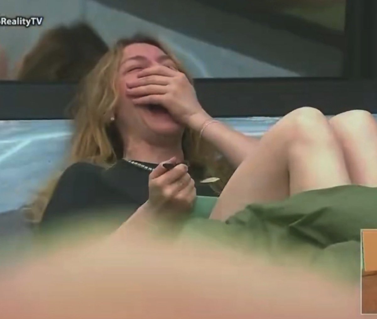 _lizCR's tweet photo. Gema: quien tiene ganas de hacer el amor?
*Ambos levantan la mano*
La jefa: esa pregunta no estaba 
#LaCasaDeLosFamososMx https://t.co/oMEiMGqDy8