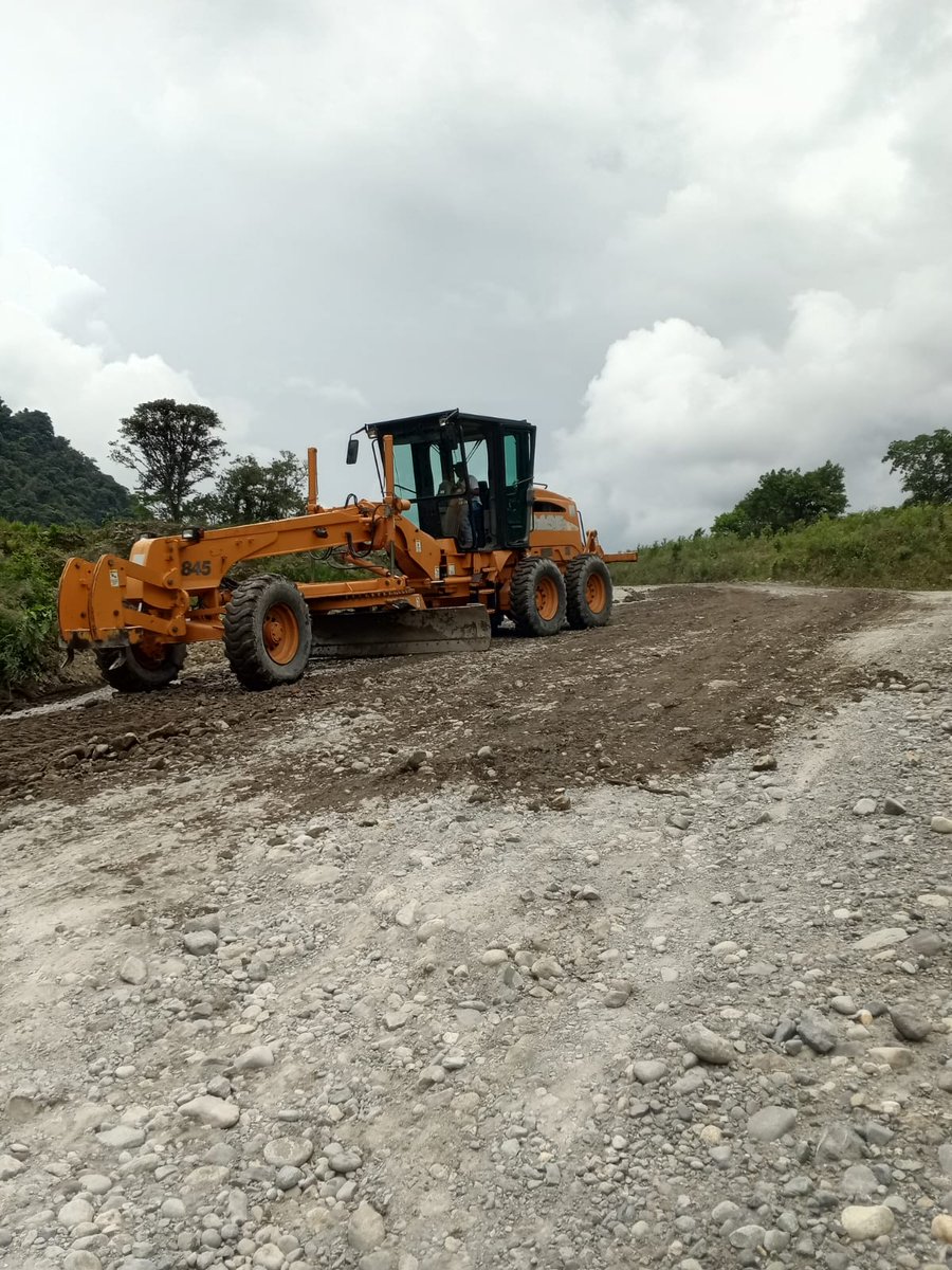 MIT_Ecuador's tweet photo. #Napo | Como parte de las acciones para mitigar los efectos del Fenómeno de El Niño, avanzamos con las intervenciones en la variante provisional de la vía E45, en el sector San Carlos, para mejorar la circulación de nuestros usuarios entre las provincias de Napo y Sucumbíos. 🚜
✅ Limpieza de drenajes.
👷 Personal y maquinaria trabajan en la zona.
⚠️ Conduzca con precaución.