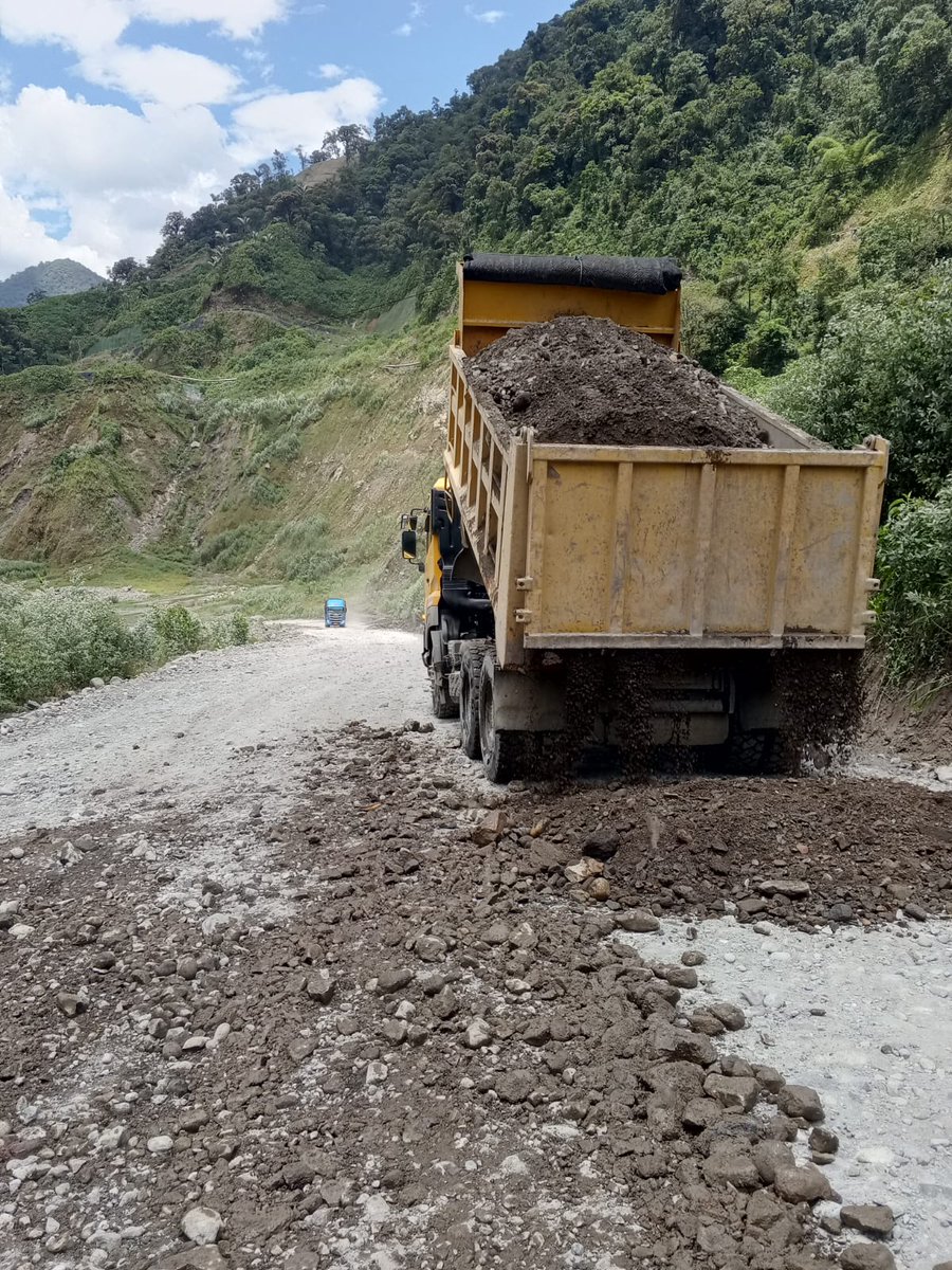 MIT_Ecuador's tweet photo. #Napo | Como parte de las acciones para mitigar los efectos del Fenómeno de El Niño, avanzamos con las intervenciones en la variante provisional de la vía E45, en el sector San Carlos, para mejorar la circulación de nuestros usuarios entre las provincias de Napo y Sucumbíos. 🚜
✅ Limpieza de drenajes.
👷 Personal y maquinaria trabajan en la zona.
⚠️ Conduzca con precaución.