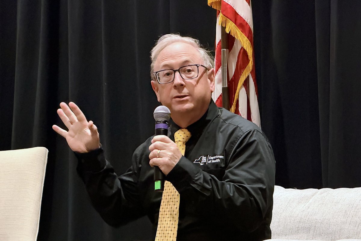 NYHealthCommish's tweet photo. I told @NYSUT’s Unplugged summit attendees that I am deeply concerned about children's digital diet. .@GovKathyHochul was very ahead of this. I think it's really important we got the cell phone ban. 
Info about the phone-free schools law: https://t.co/MYKSIBhexj https://t.co/KzEvKozYIi