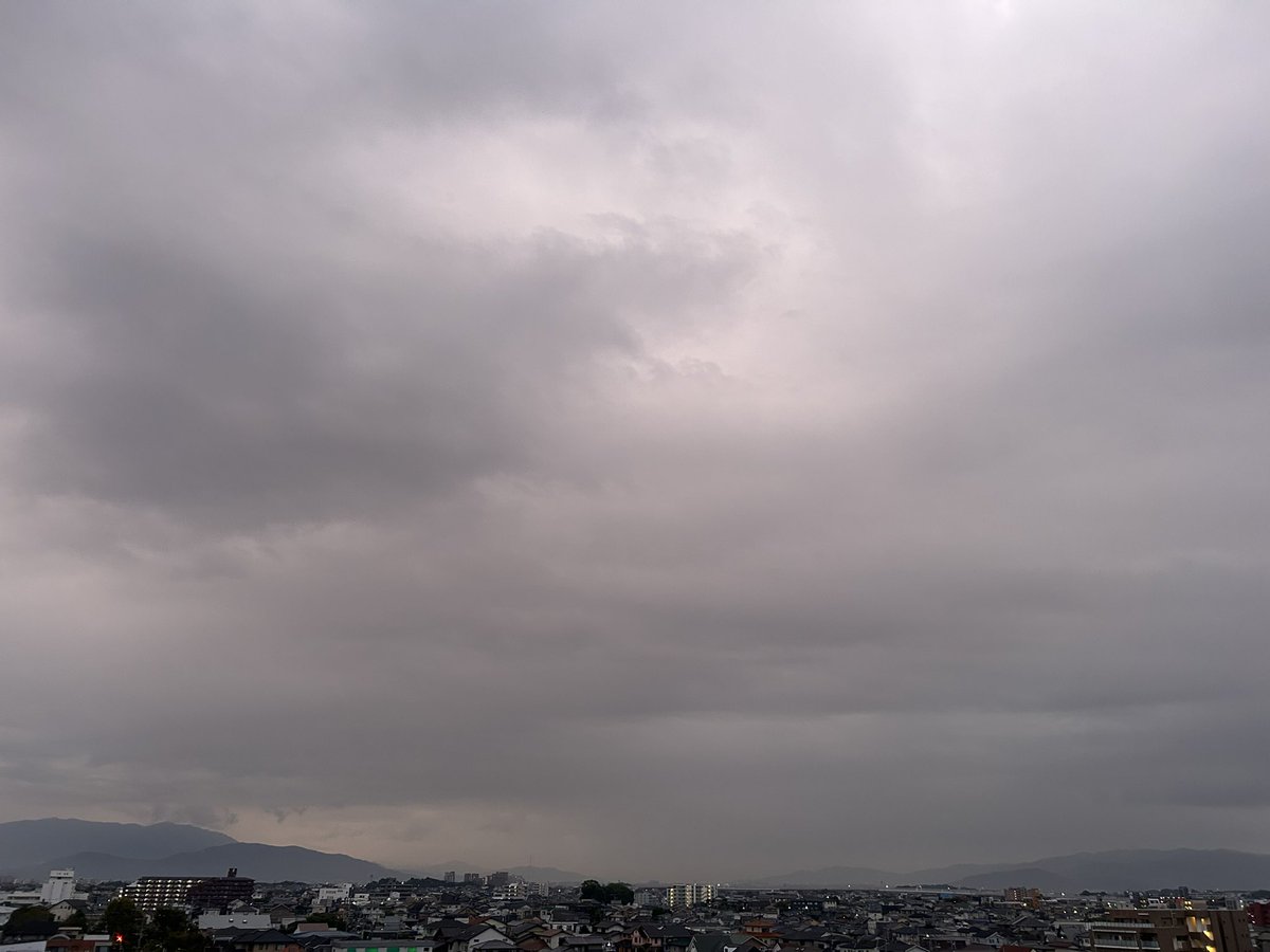 nako_nakko's tweet photo. おはようございます

帰宅時は大雨予報

ステキな週末を

 #イマソラ https://t.co/9mxzKDEq8Y