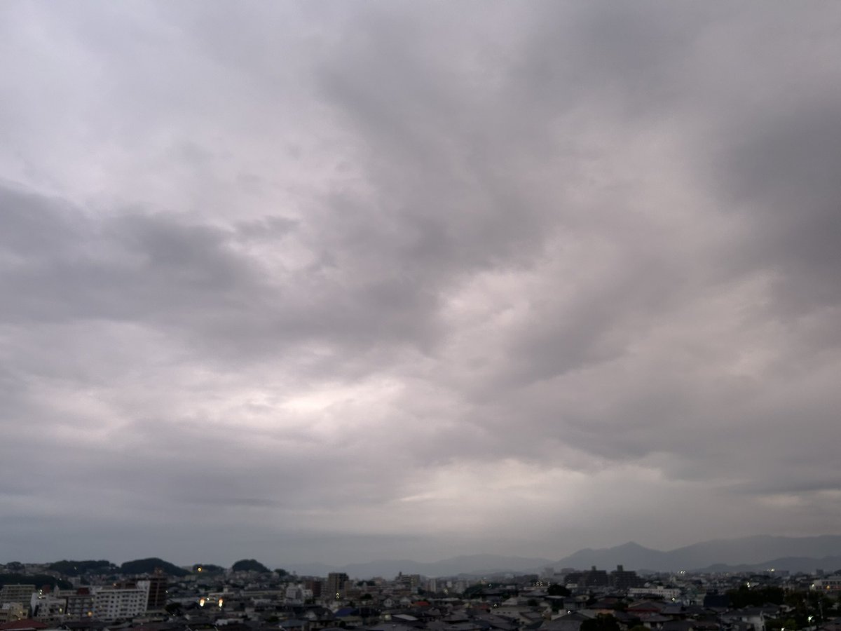nako_nakko's tweet photo. おはようございます

帰宅時は大雨予報

ステキな週末を

 #イマソラ https://t.co/9mxzKDEq8Y