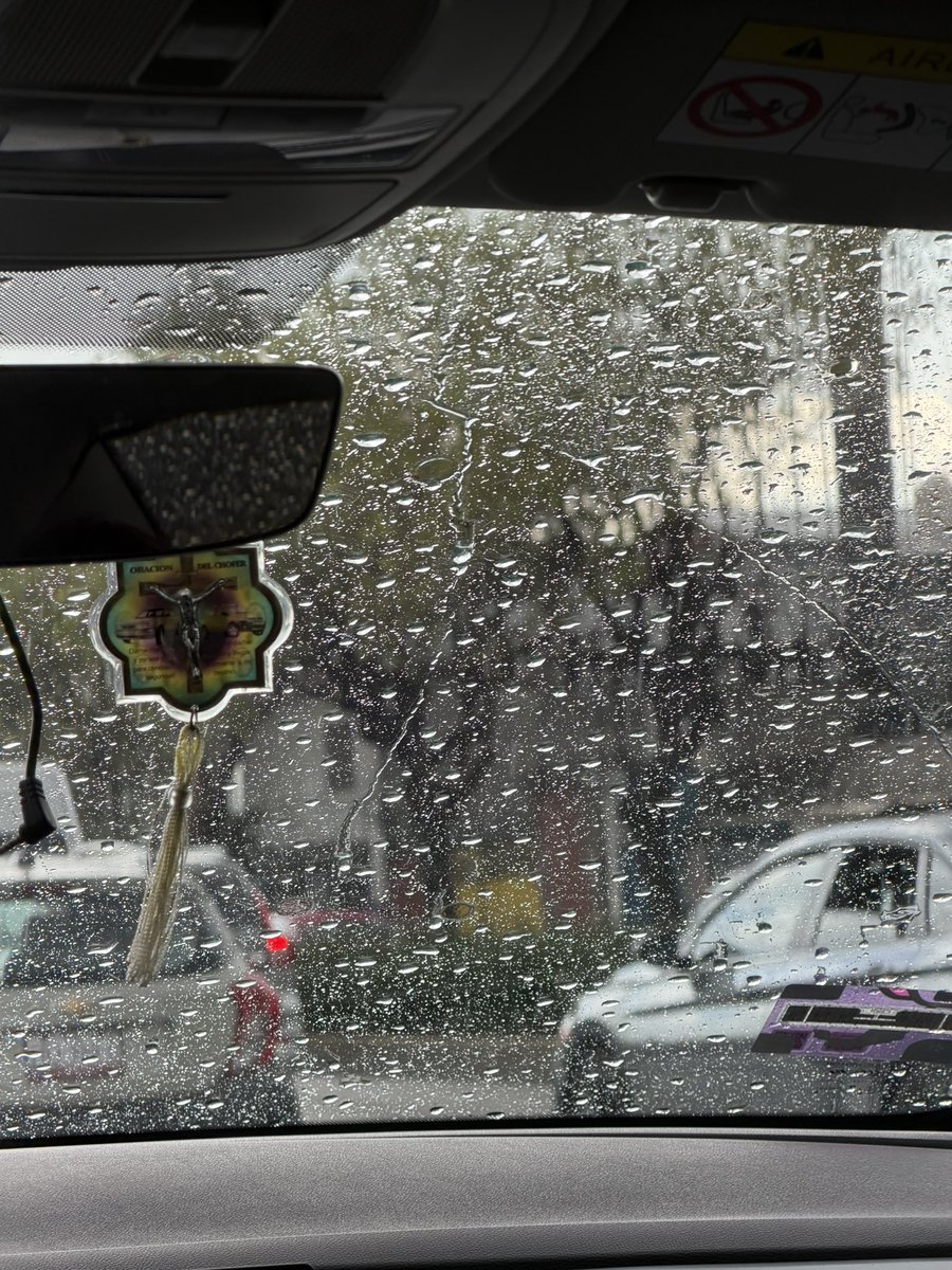 dayanarzate's tweet photo. Camino al stray city mientras llueve oh god https://t.co/ge7uay6ehx