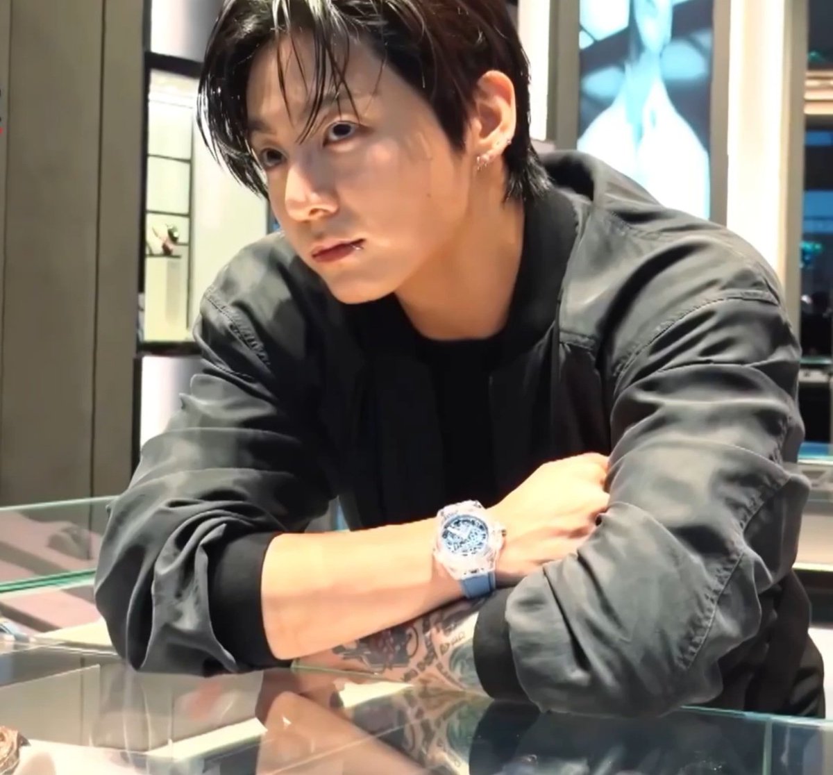kookmin_records's tweet photo. the omega                                   his sole
                                                         bidder https://t.co/JlZYHYhfhy