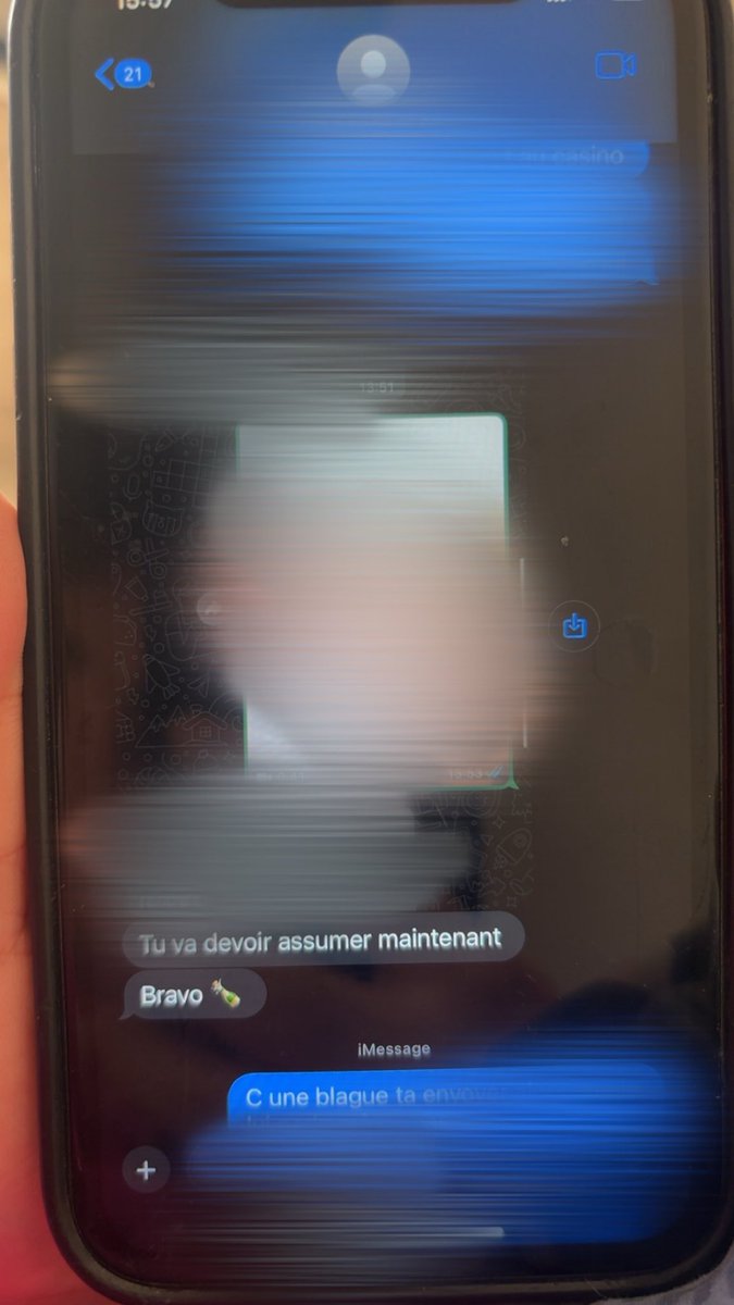 Knz_ab's tweet photo. 9/Je n’avais même plus de chaussures, j’étais pied nu dehors, sans argent, sans téléphone (il me l’a explosé). Il avait des vidéos intimes de moi et m’a menacé de les publier si je parlais. Et il l’a fait. Il les a envoyées à ma mère, à mon père et les a publiées sur Internet. https://t.co/7z6cWL6vCp